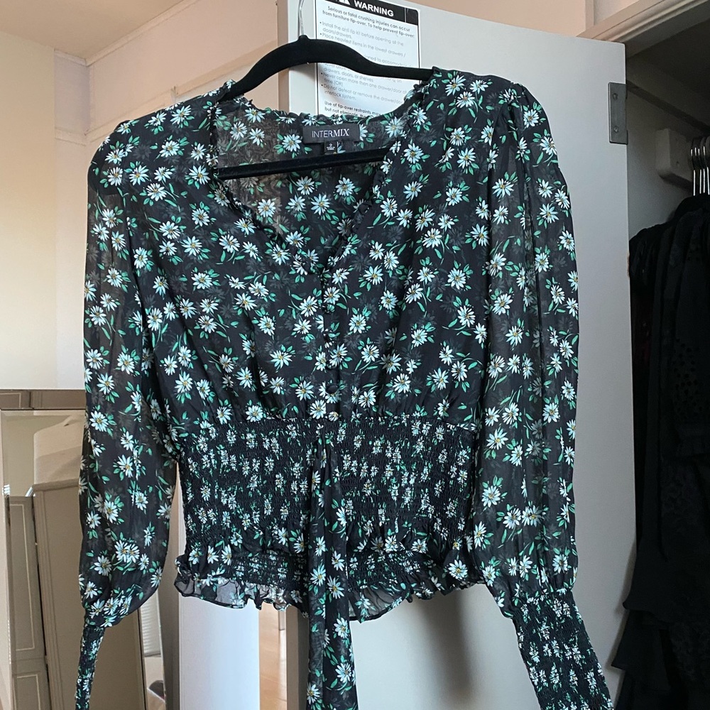 Intermix silk black daisy top size 2!